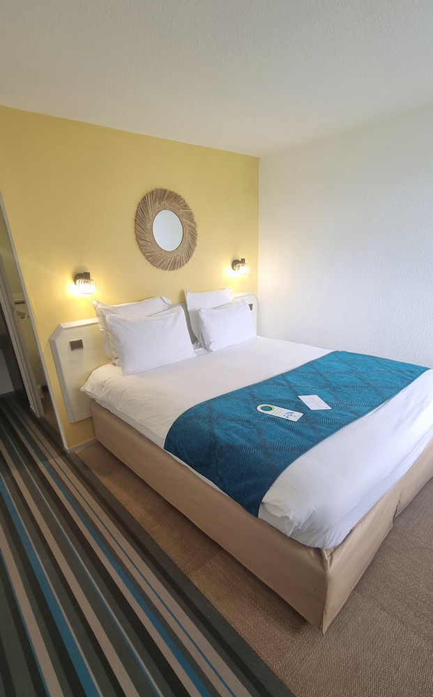 STANDARD, QUEEN BED, BATHTUB