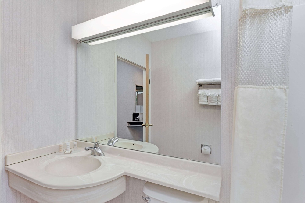 Red Lion Inn & Suites Elk Grove Village, IL 34/42