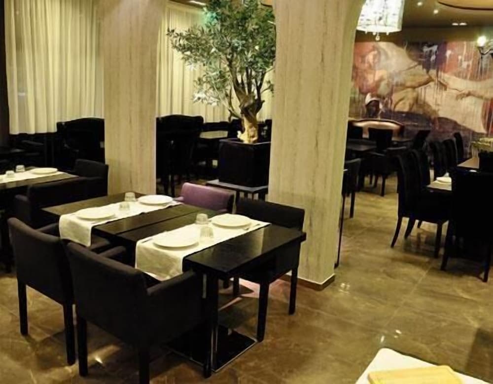 Gallery Art Hotel 45/68