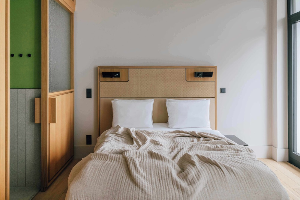 City, Studio, Queen Bed