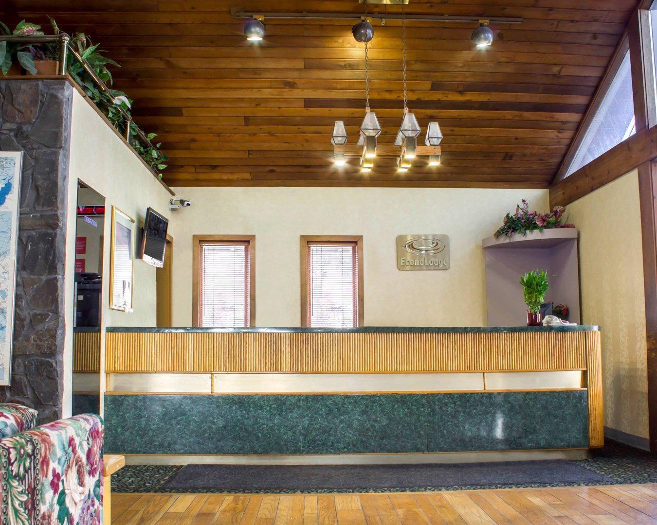 Econo Lodge Inn & Suites Colonie Center Mall 2/12