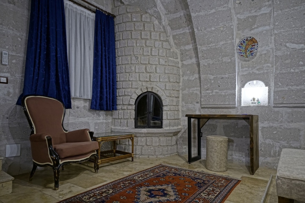 Holiday Cave Hotel 70/81