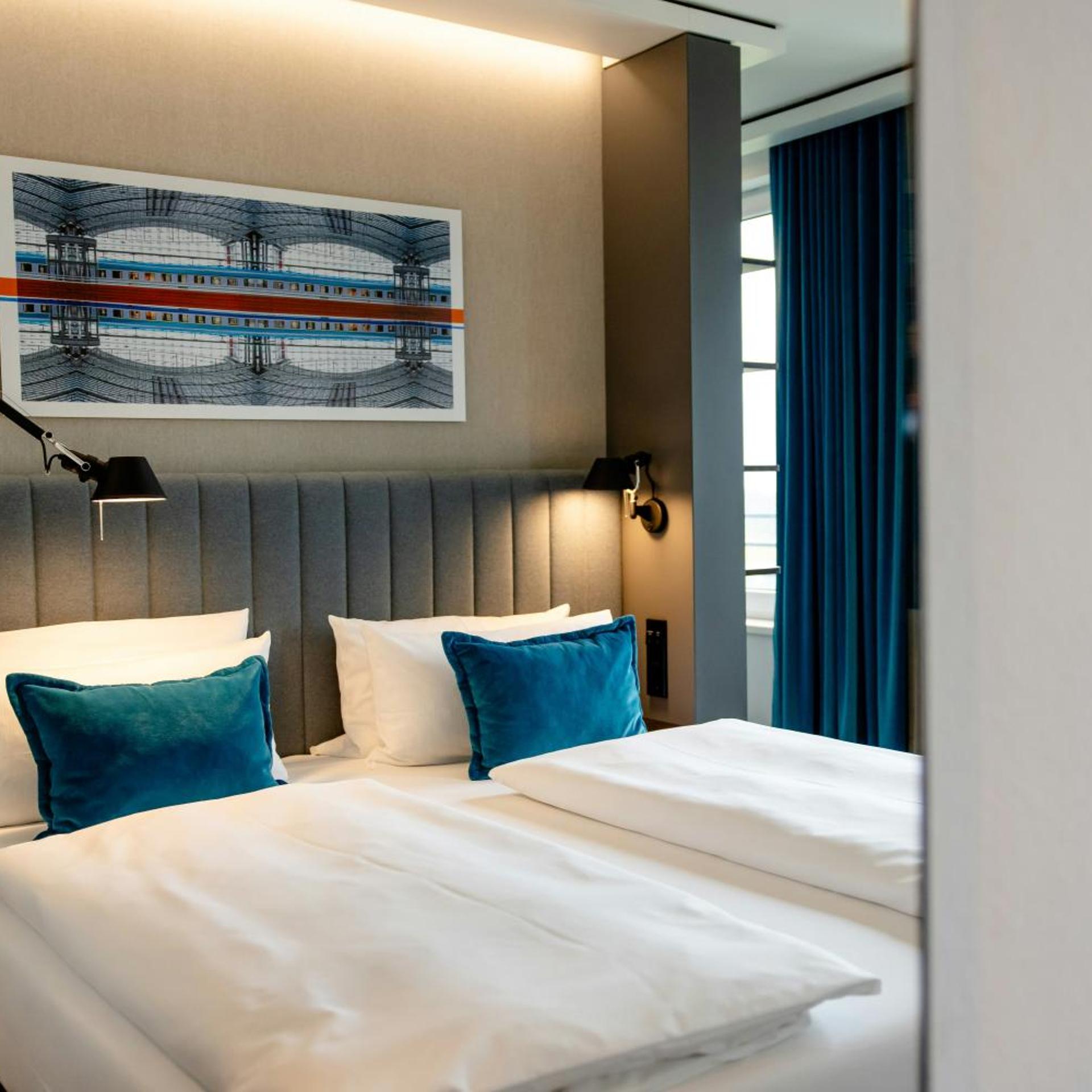 Superior, King Bed, Balcony, Hotel Motel One Berlin-Hauptbahnhof 3/9