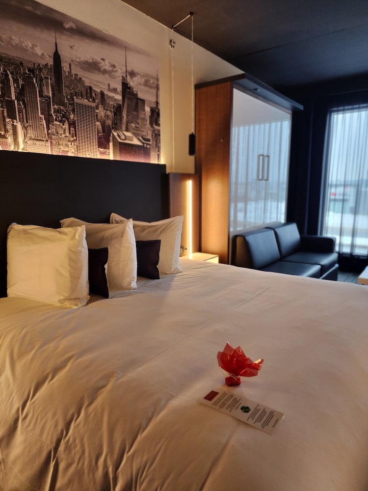 SUPERIOR, SUITE, QUEEN BED