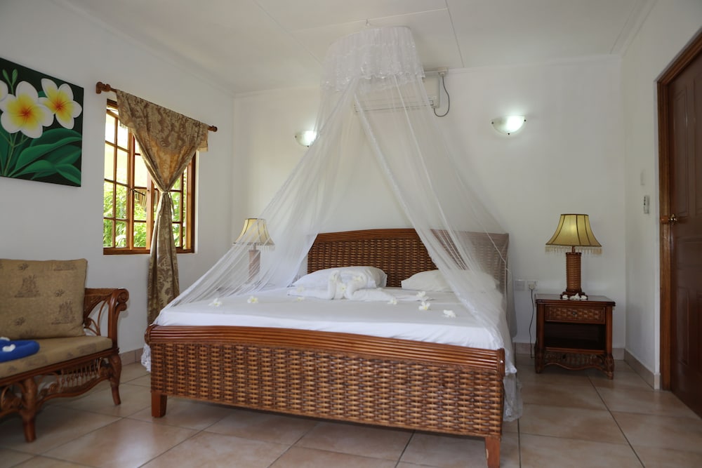 Le Surmer Self Catering Chalets 2/17