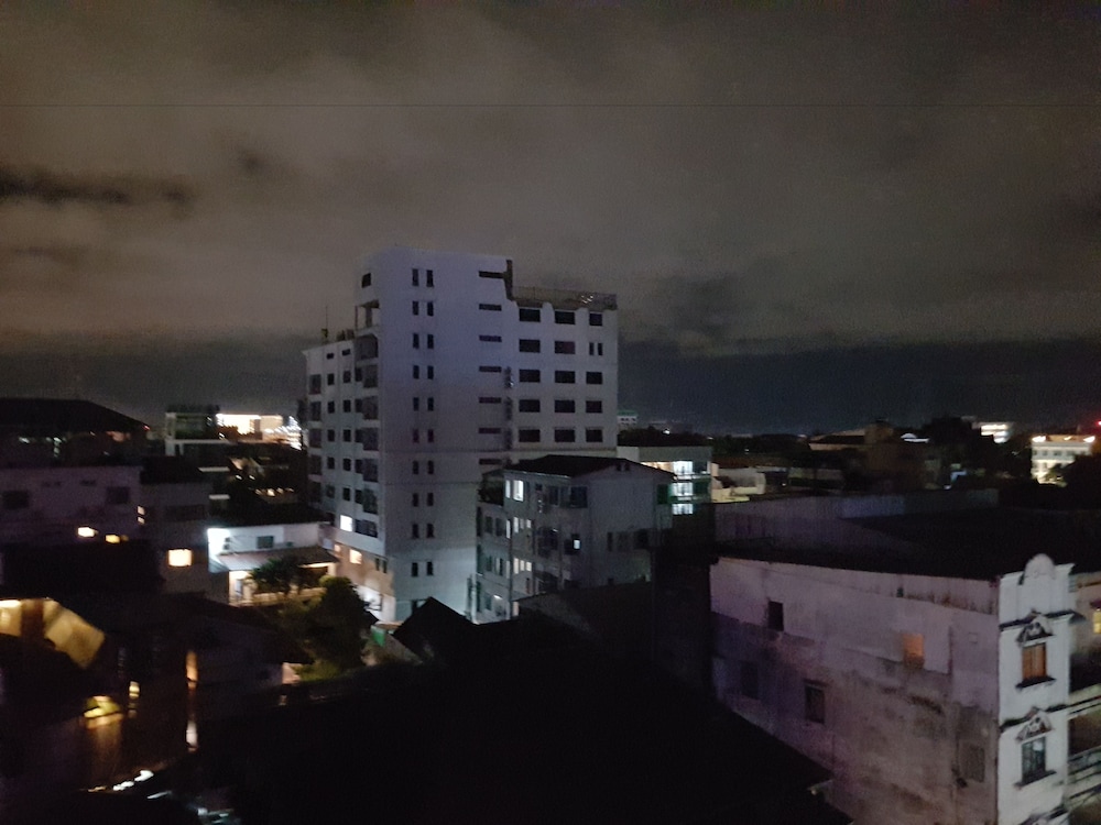 V Hotel 7/51