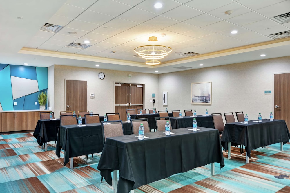 Home2 Suites by Hilton Bedford DFW West 41/48