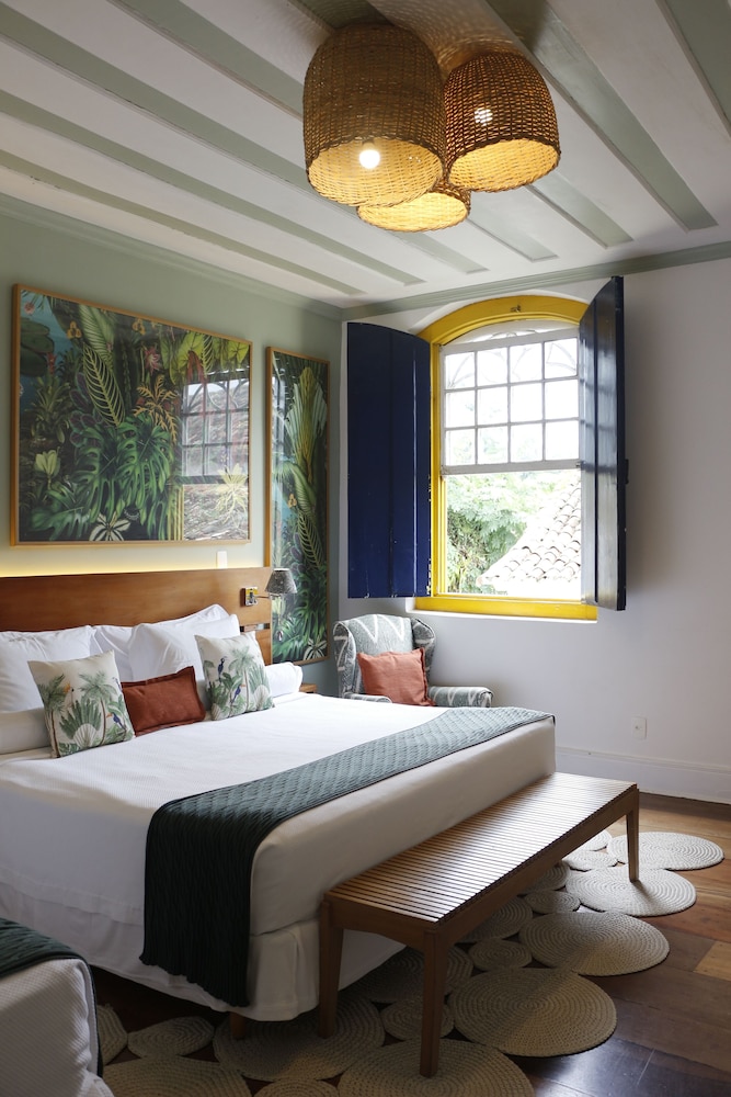 Deluxe, Triple, 1 King and 1 Single Beds