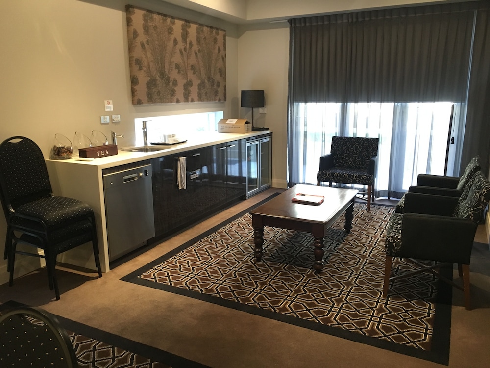 AVONMORE ON THE PARK BOUTIQUE HOTEL 34/39