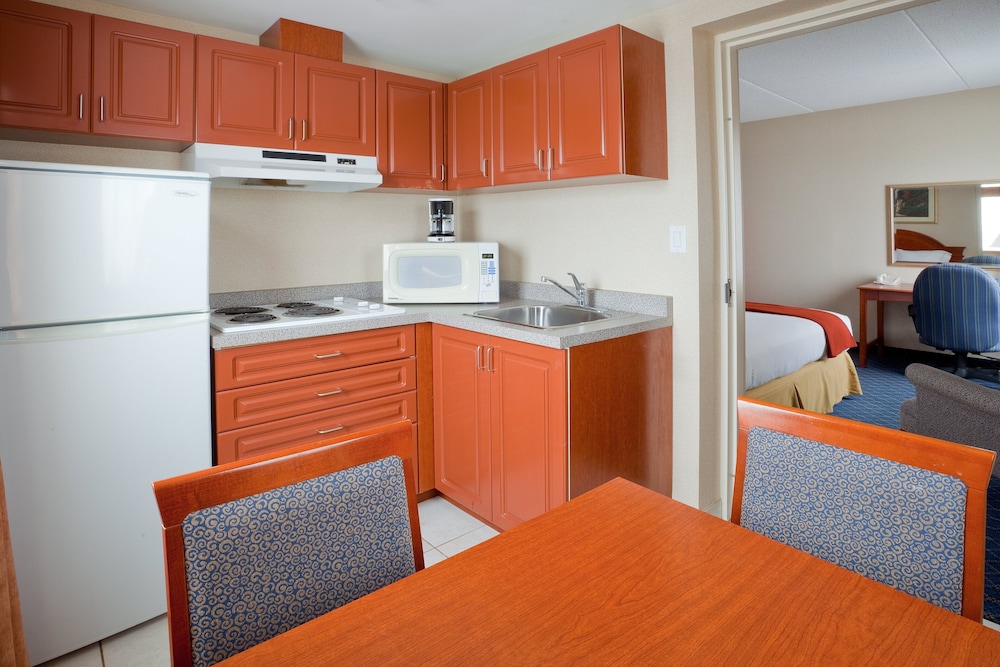 Holiday Inn Express Barrie 25/75