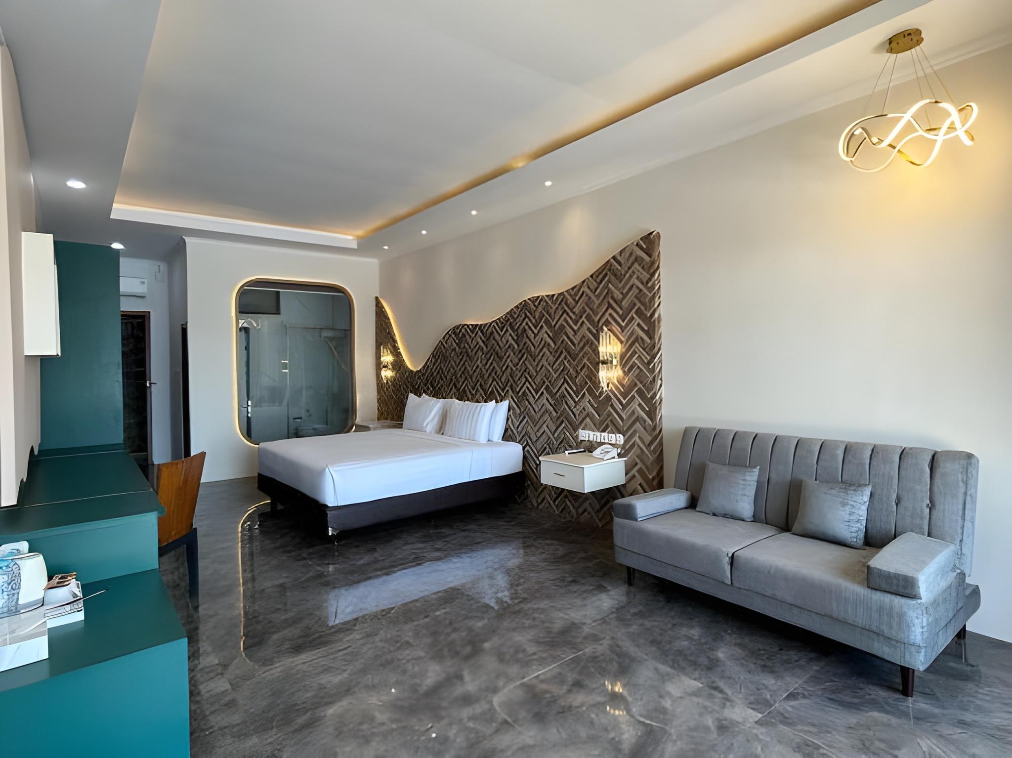 Premier, King Bed, Pool View