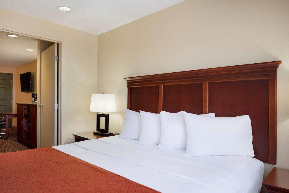 Country Inn & Suites by Radisson, Macedonia - Northfield 6/24