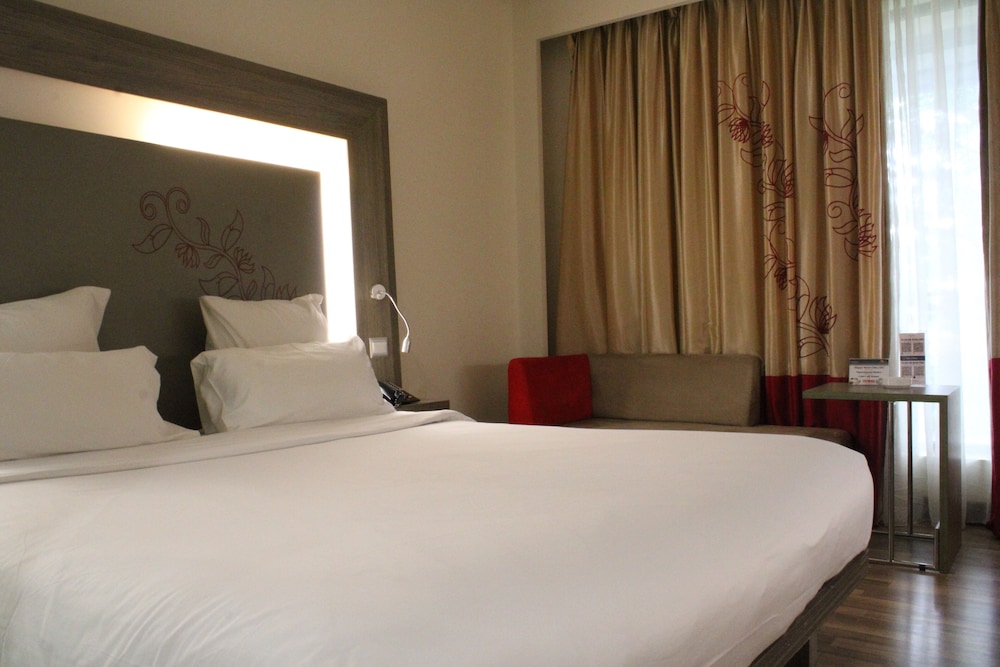 Superior, Double Bed, Novotel Banjarmasin Airport 5/8