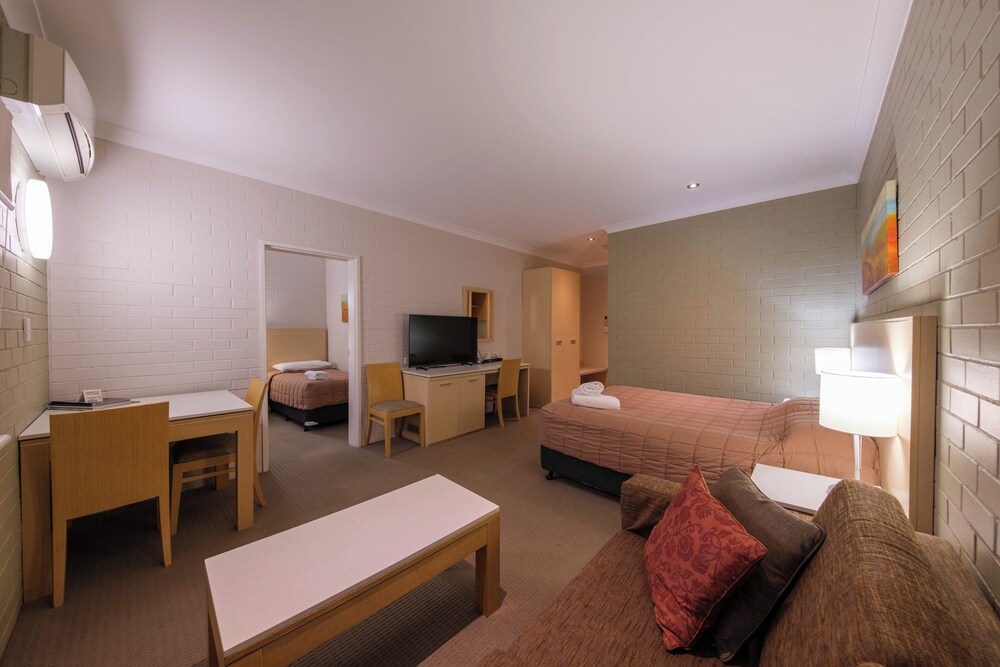 The Imperial Motel 39/48