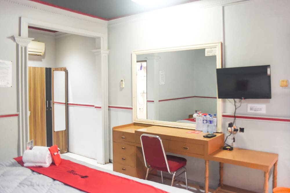 RedDoorz Plus near RSCM Jakarta 28/29