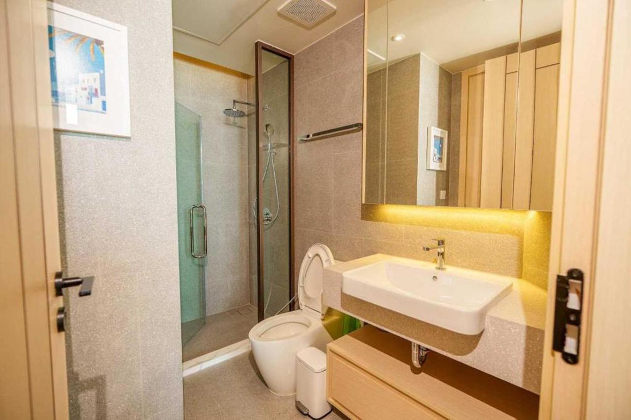 Luxury 2BR Sea View Apartment with Private Lift and Free Parking 30/34