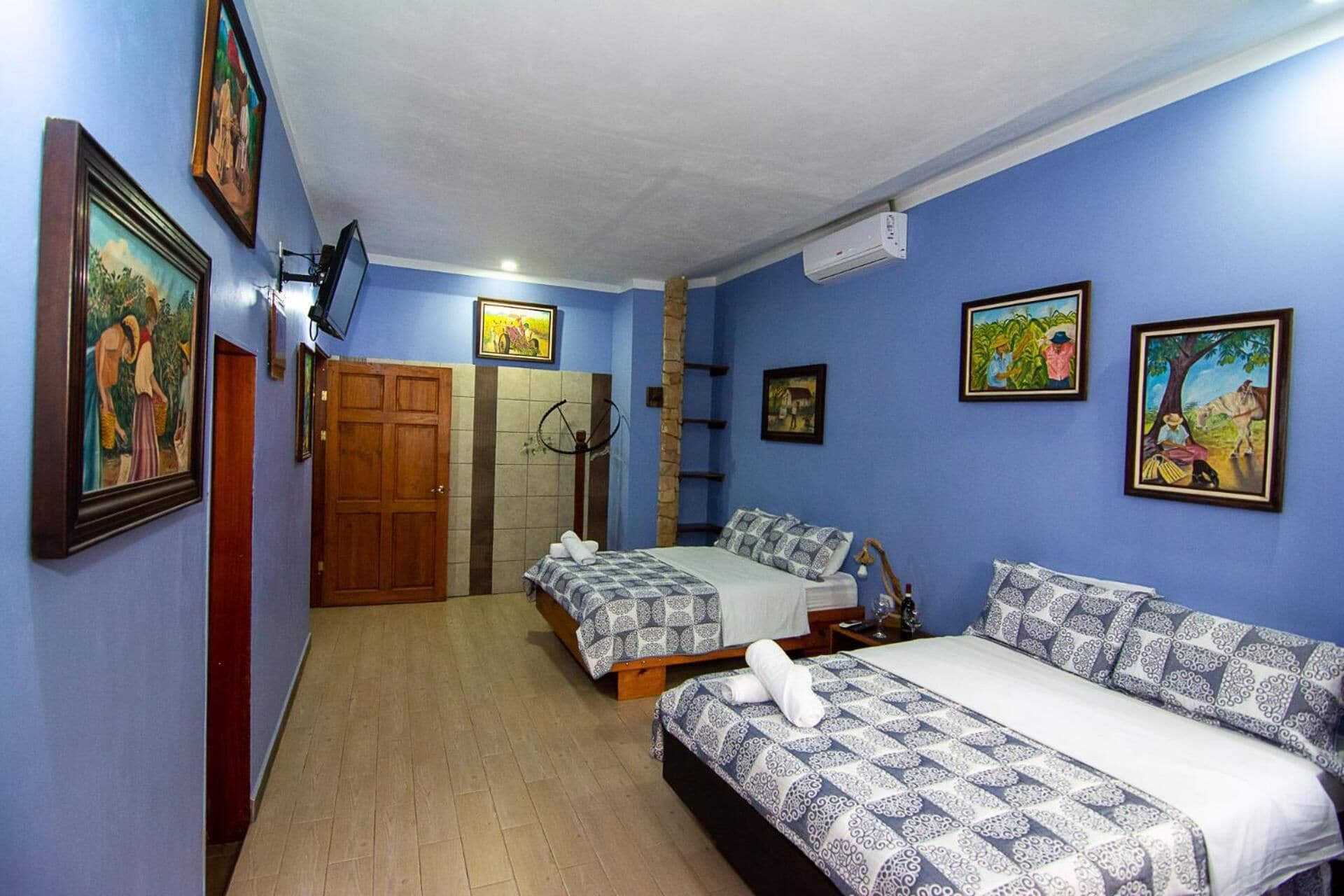 STANDARD, QUADRUPLE, 2 DOUBLE BEDS