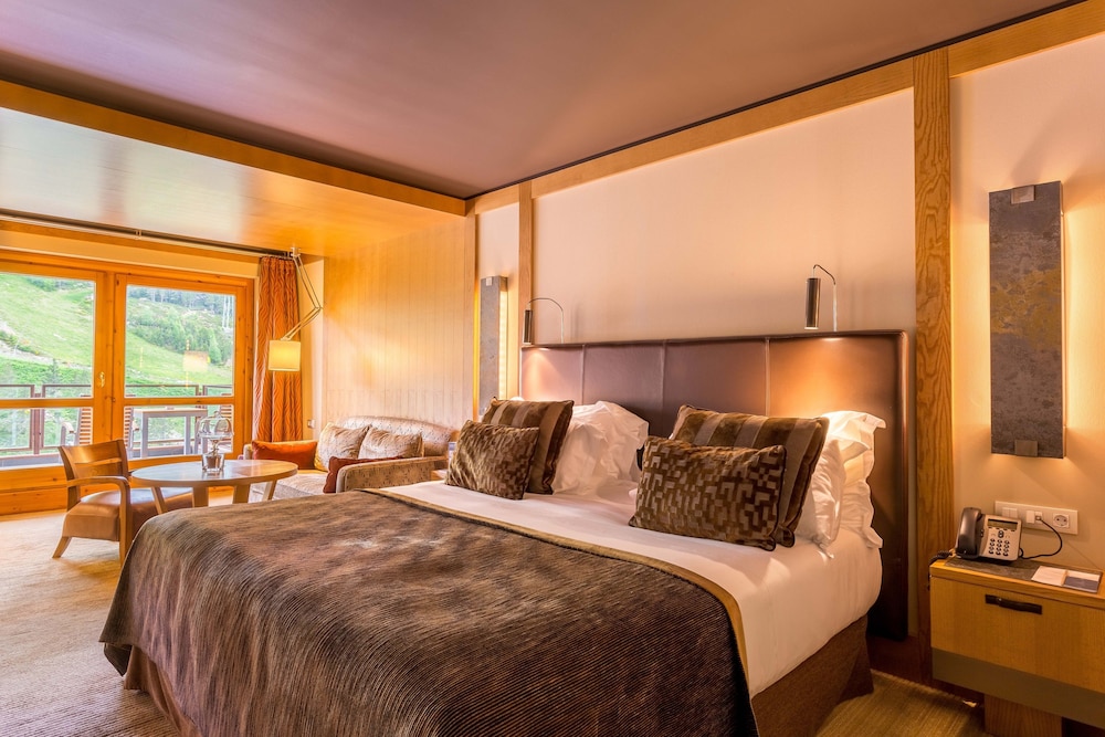 Spa, Premium, Junior Suite, King Bed, Slope View
