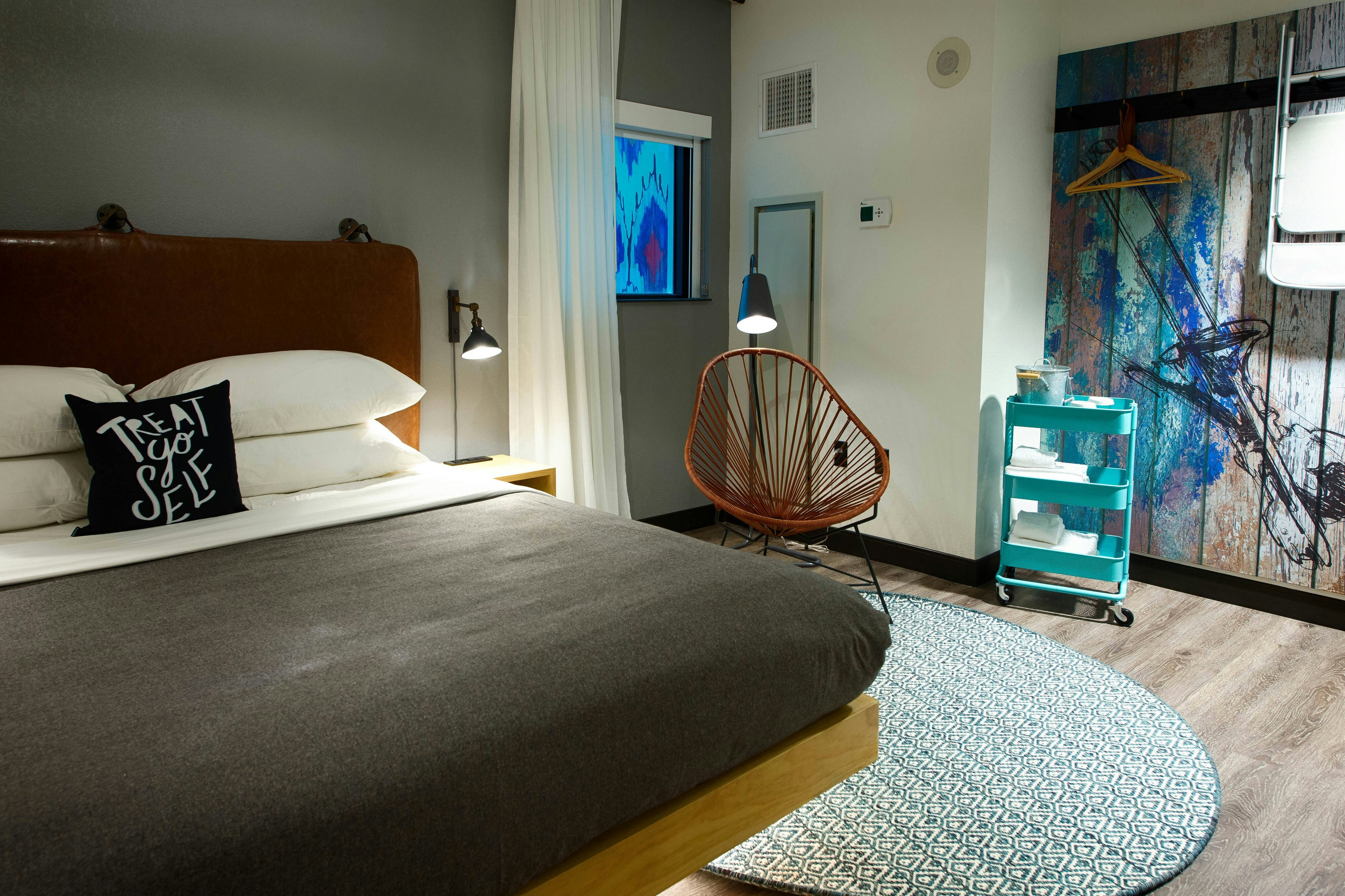 غرفة بسرير كينج، Moxy New Orleans Downtown French Quarter Area 3/8