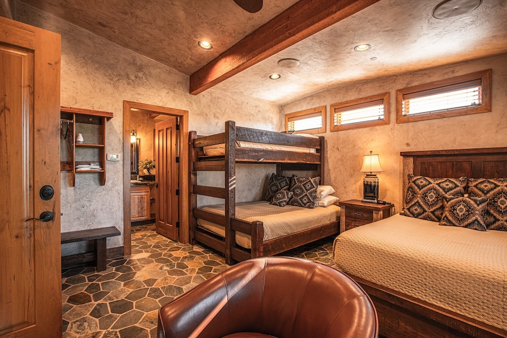 Cougar Ridge Lodge 24/79