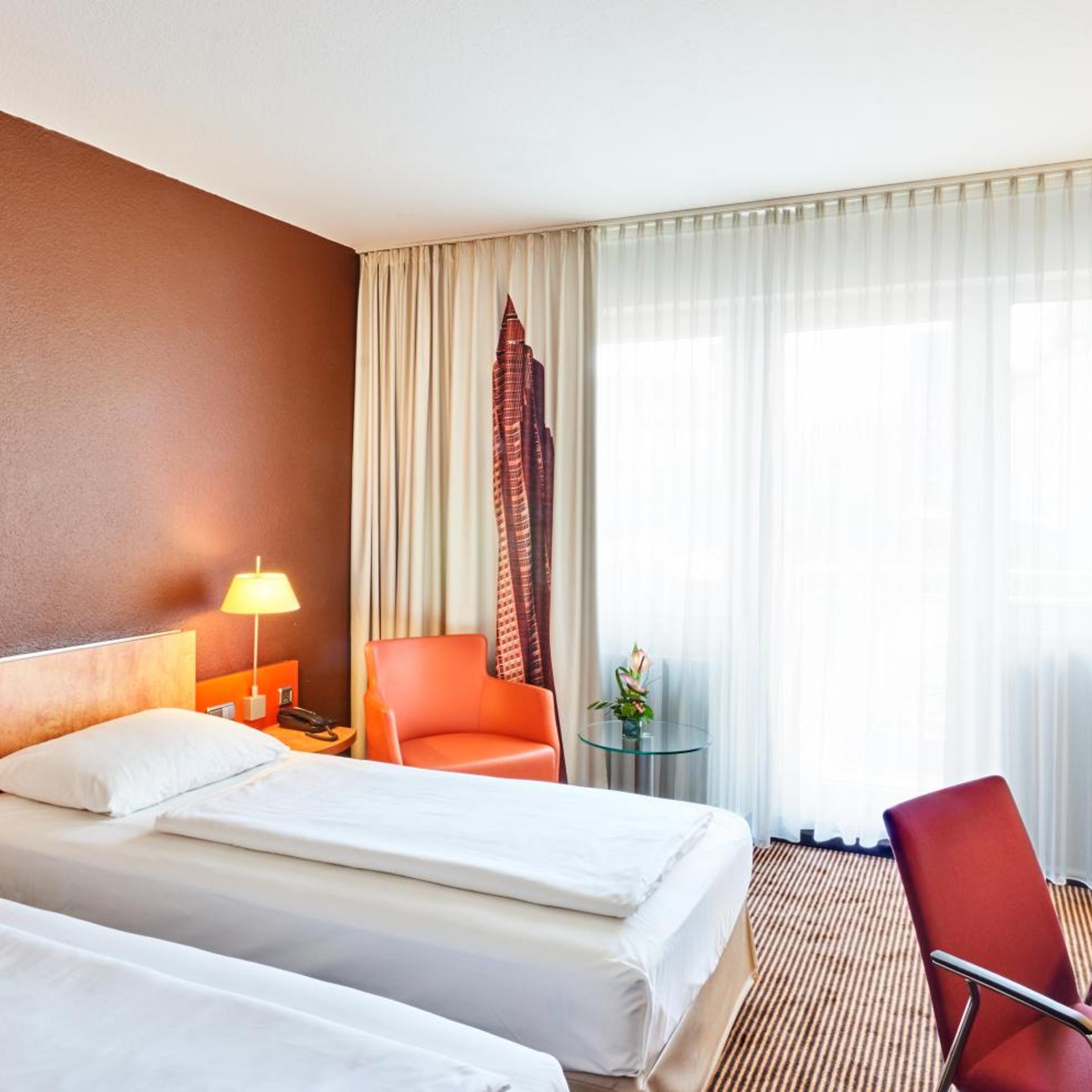 Superior, Twin Beds, Courtyard Side View