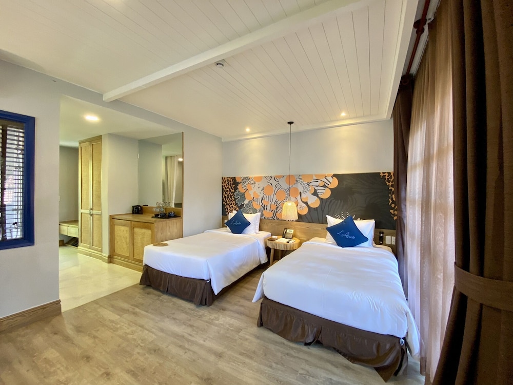 DELUXE, TWIN BEDS, GARDEN VIEW
