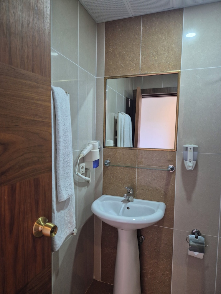 Dinara Hotel 66/66