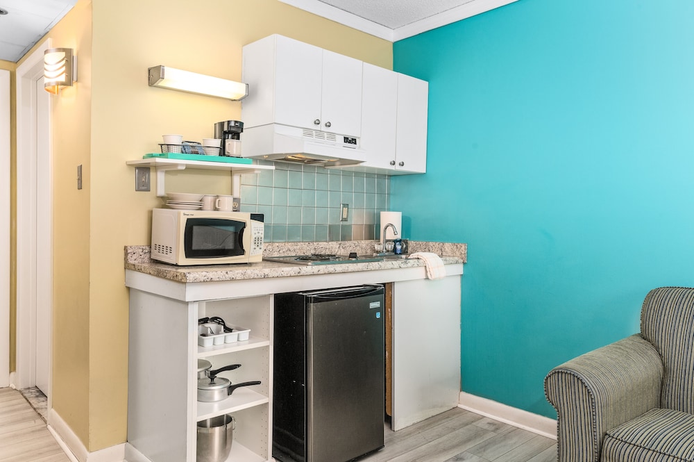 Cayman Suites Hotel 63/80