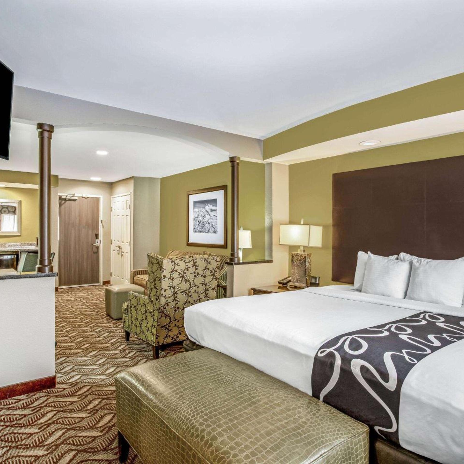 Deluxe, Suite, King Bed, Partial City View