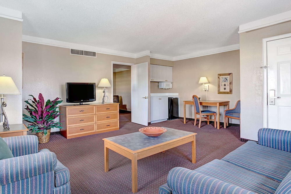 Days Inn by Wyndham Tucson City Center 18/23