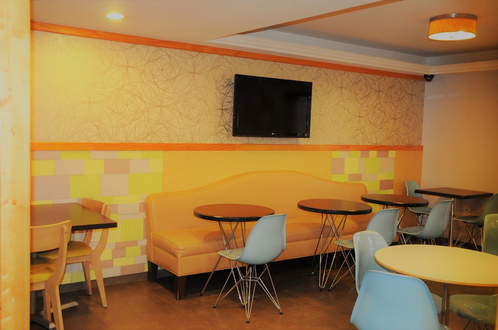 Ramada By Wyndham Staten Island 30/38