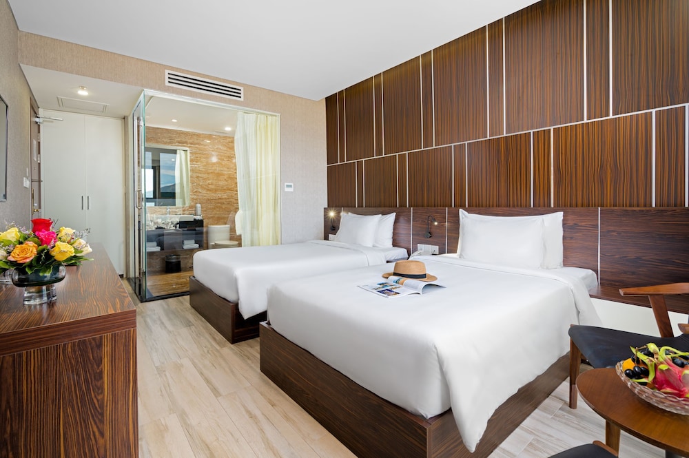 Deluxe Twin City View, Emerald Bay Hotel & Spa Nha Trang 8/10