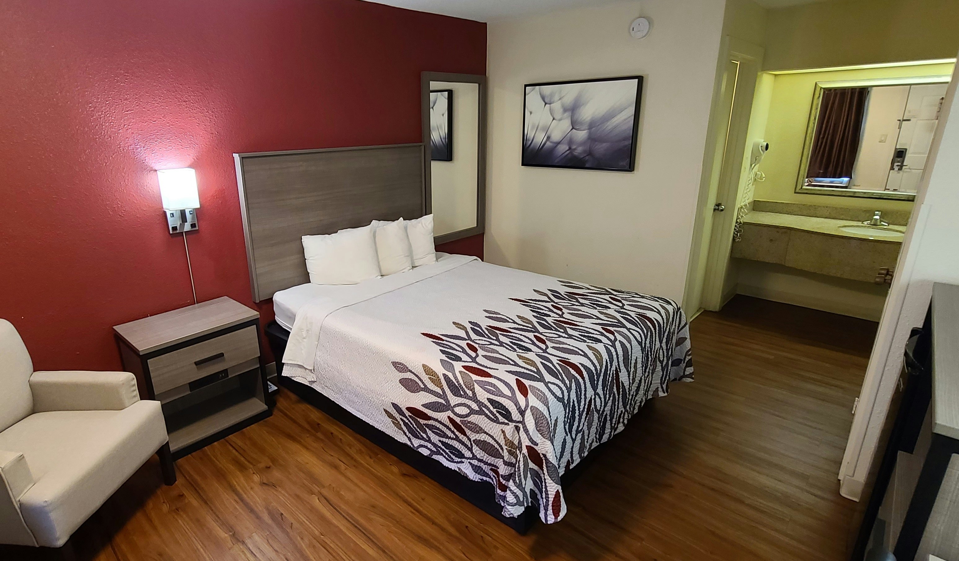 Red Roof Inn and Suites Cornelius Lake Norman 10/34