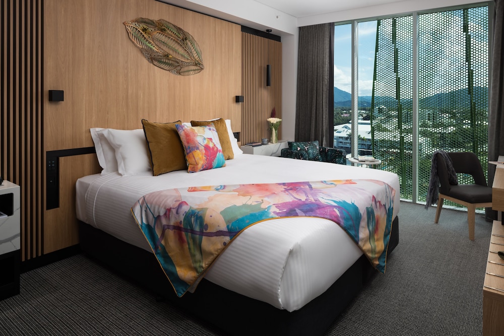 URBAN, QUEEN BED