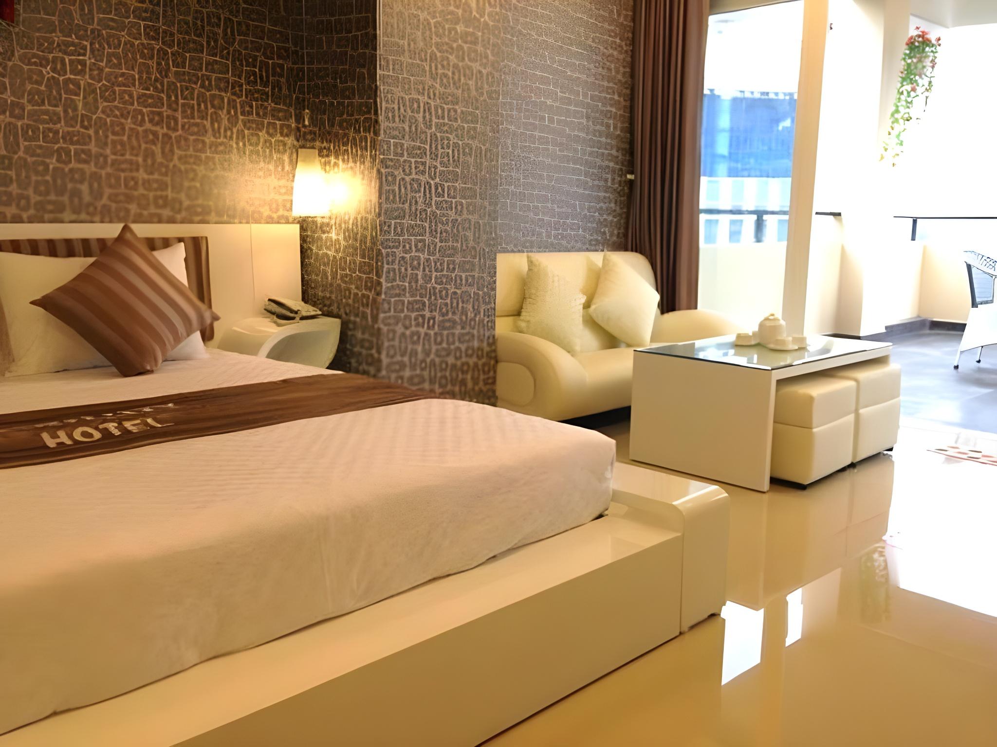 Luxury Hotel 13/75