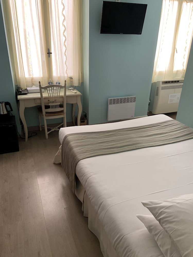 ROOM, QUADRUPLE, MULTIPLE BEDS