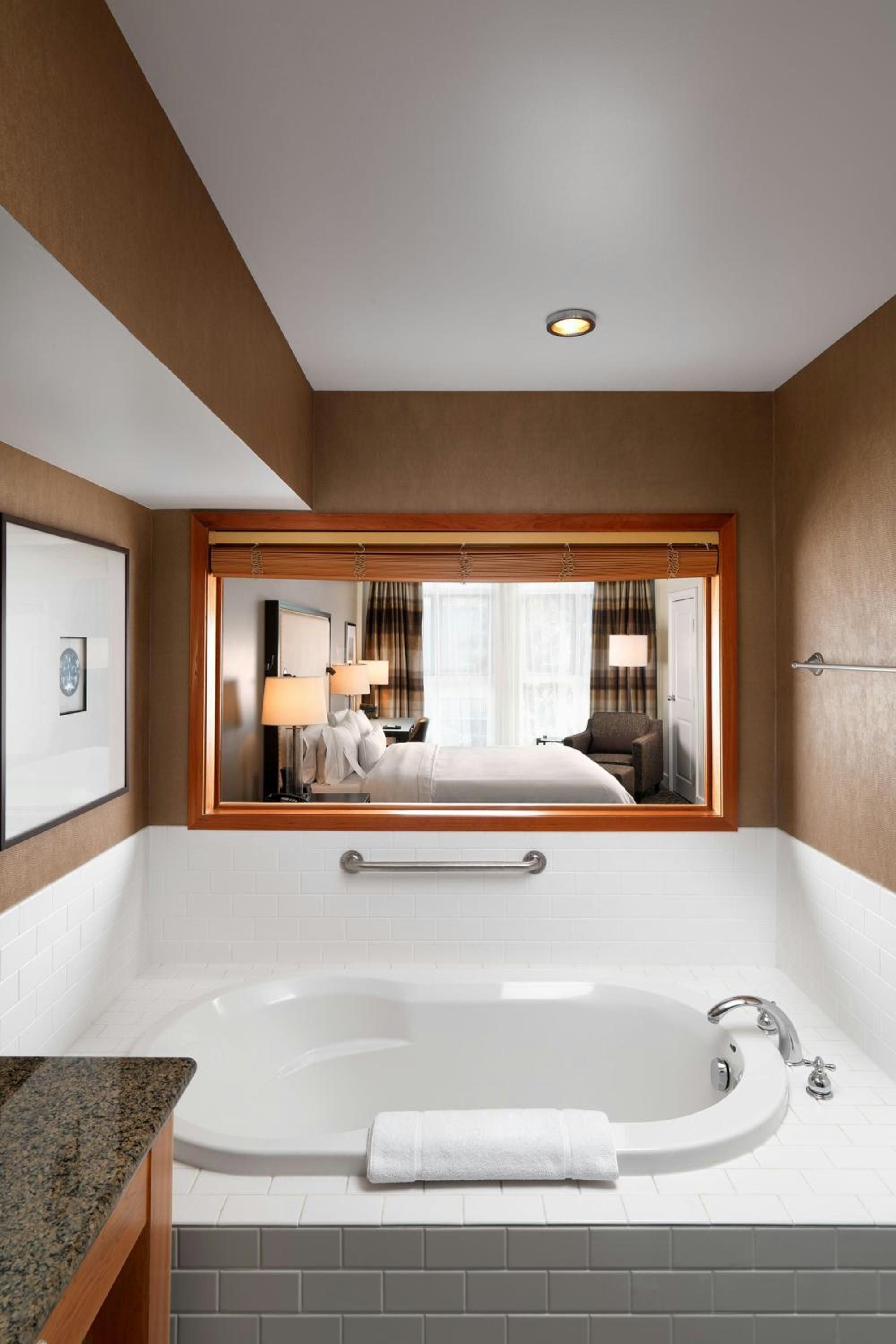 1 Bedroom, 2 Rooms, Club House, Suite, King Bed, Resort View, Corner، Westin Bear Mountain Golf Resort And Spa 3/3