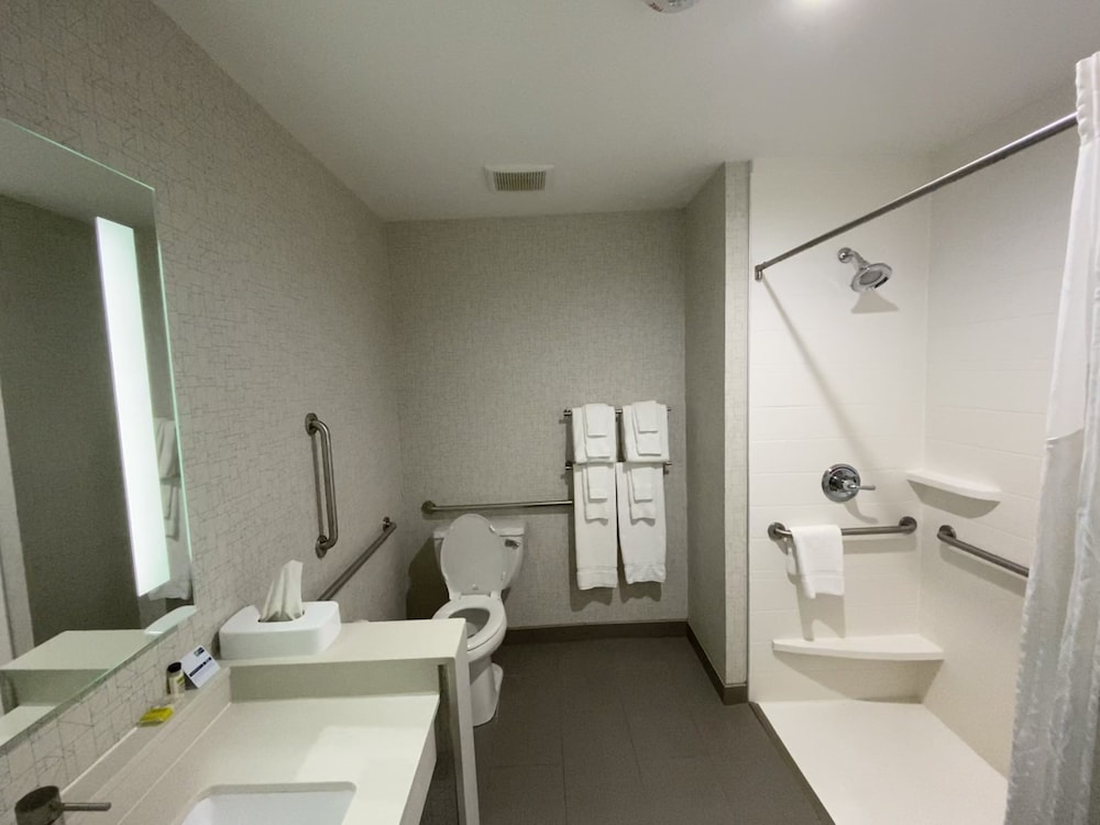 HOLIDAY INN EXPRESS PINEVILLE-ALEXANDRIA AREA 26/49