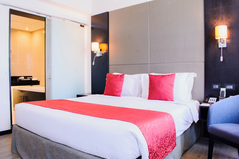 STANDARD, QUEEN BED, CITY VIEW