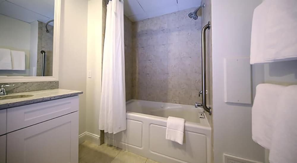 Colonial Inn in Harbor Springs 25/57
