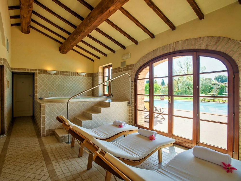 Monsignor Della Casa Country Resort 15/70