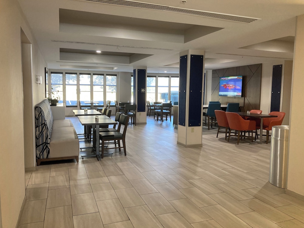 Holiday Inn Express Hotel & Suites Winchester 37/50