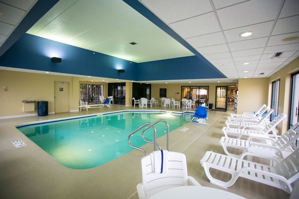 Spark by Hilton Green Bay 24/42