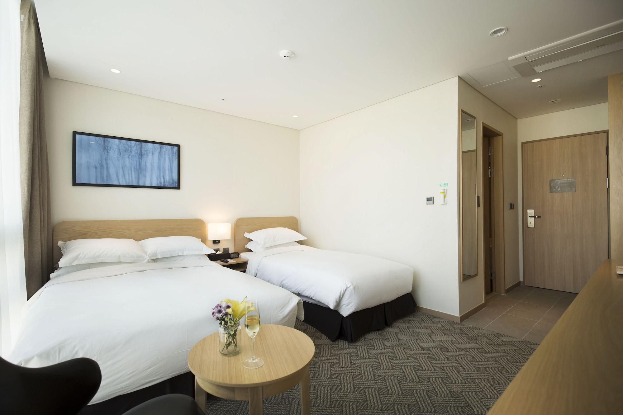 Standard, Multiple Beds, City View