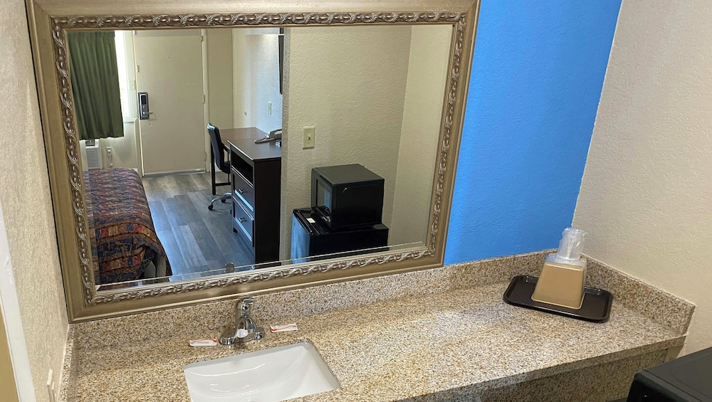 EXPRESS INN NEWPORT NEWS 57/59