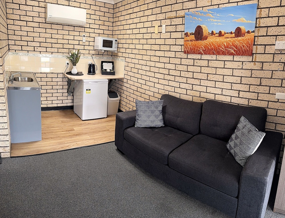 COWRA CREST MOTEL 33/50