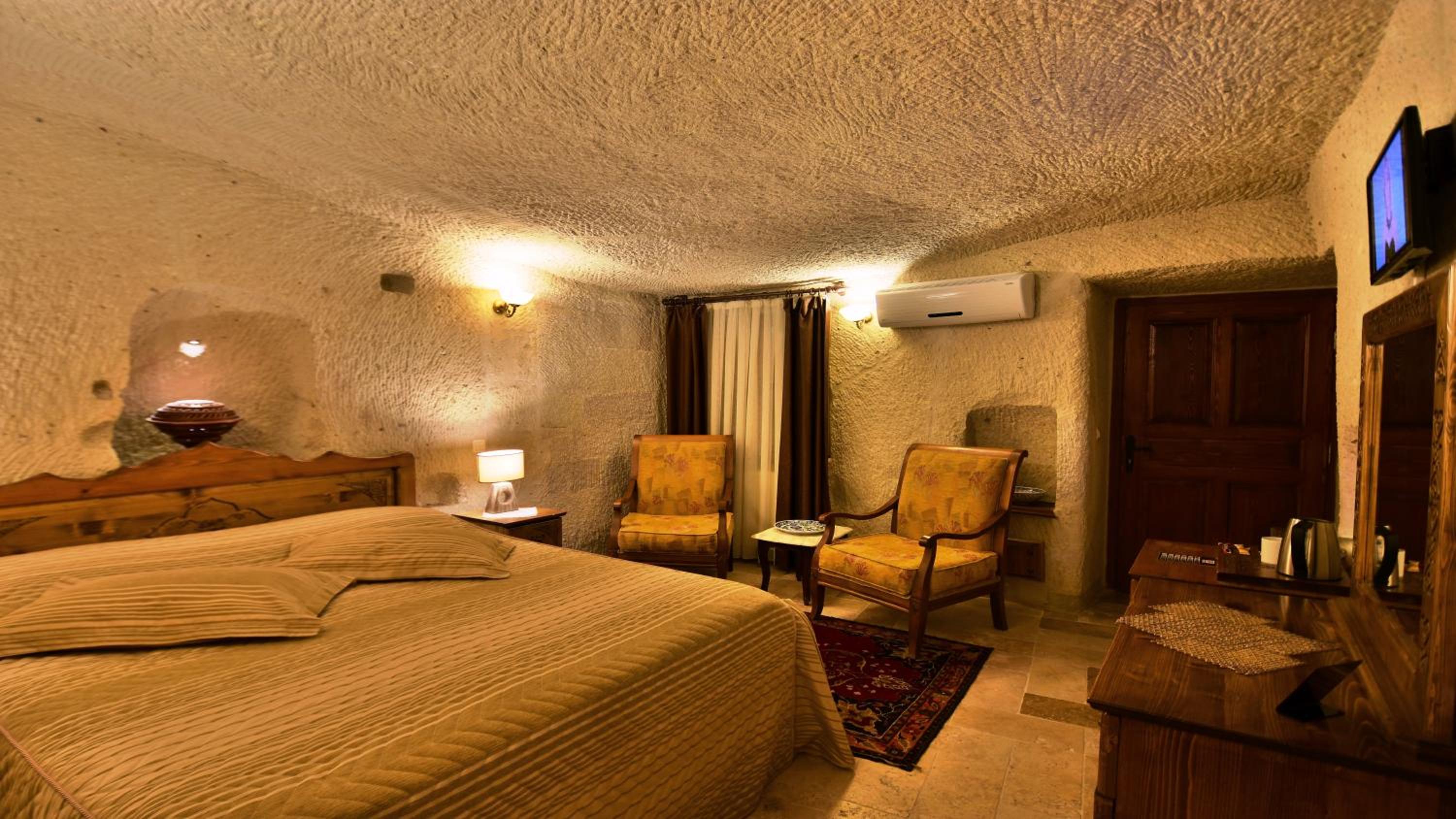 Cave, Superior, Harman Cave Hotel 6/8