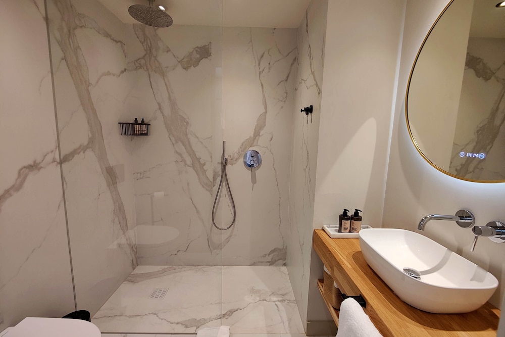 Mon Boutique Hotel 58/64