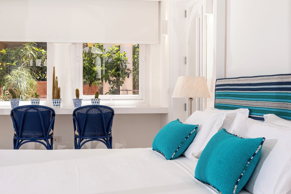 CLASSIC, SUITE, POOL VIEW, TERRACE