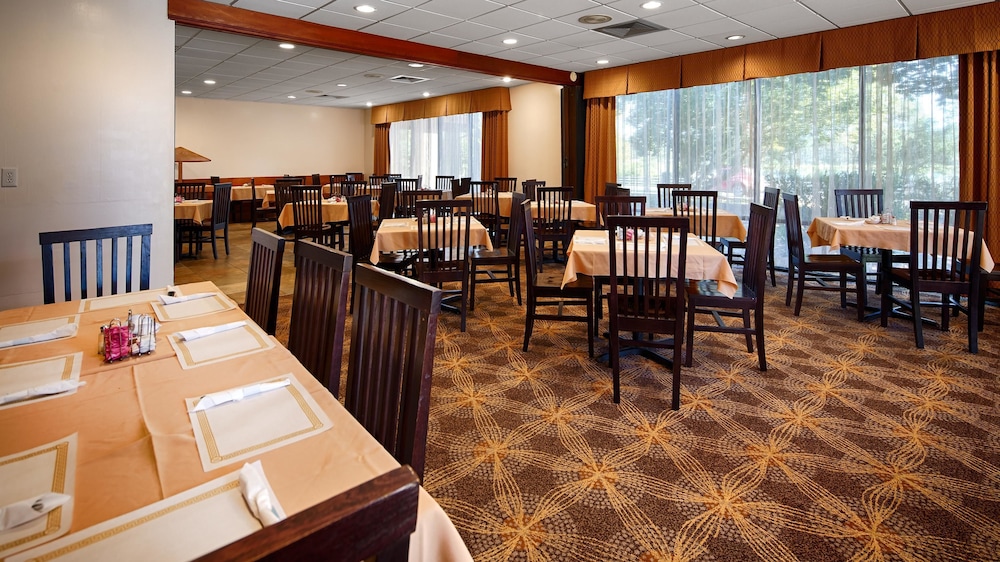 Best Western Crossroads Inn 16/19
